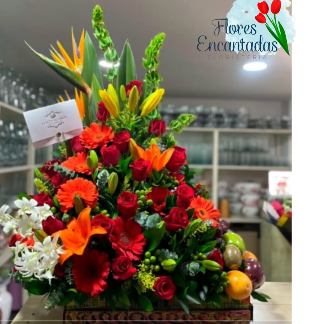 Arreglo Floral con Rosas,heliconias y frutas frescas
