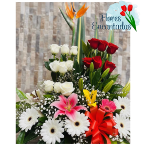 Arreglo con Rosas, Lirios y Gerbera multicolor