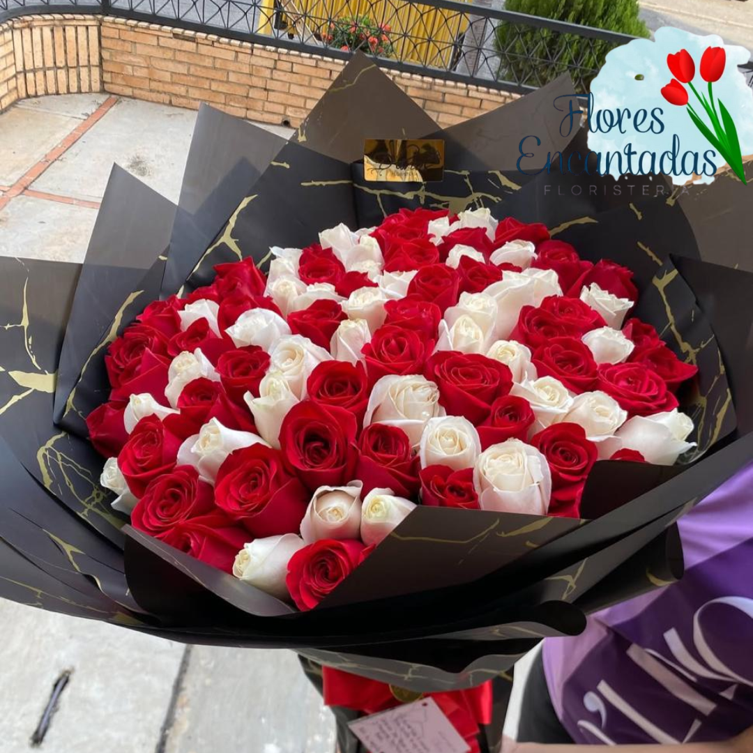 Detalle Floral con 100 Rosas Rojas