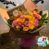 Arreglo Floral con Rosas, Amarillas y Rosadas Con Ferrero