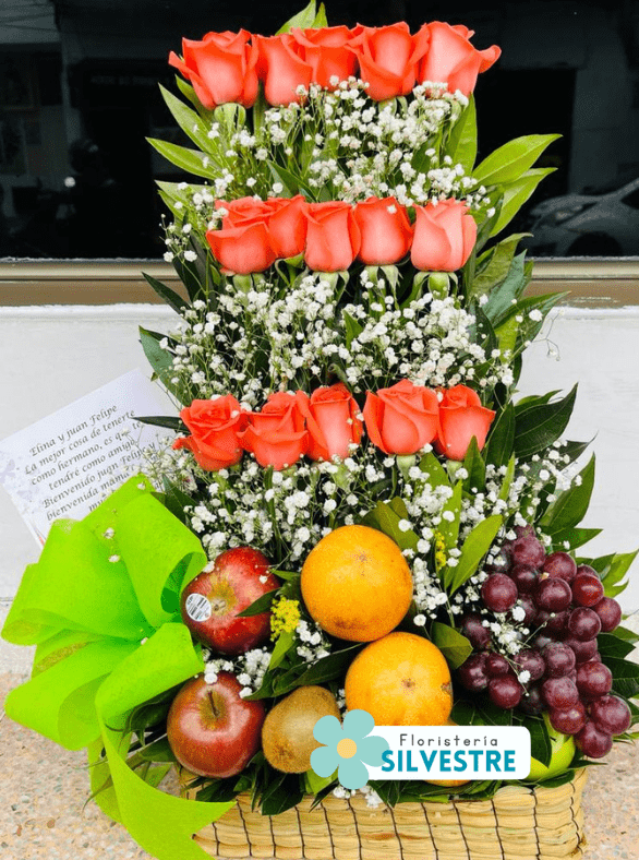arreglo de flores con frutas